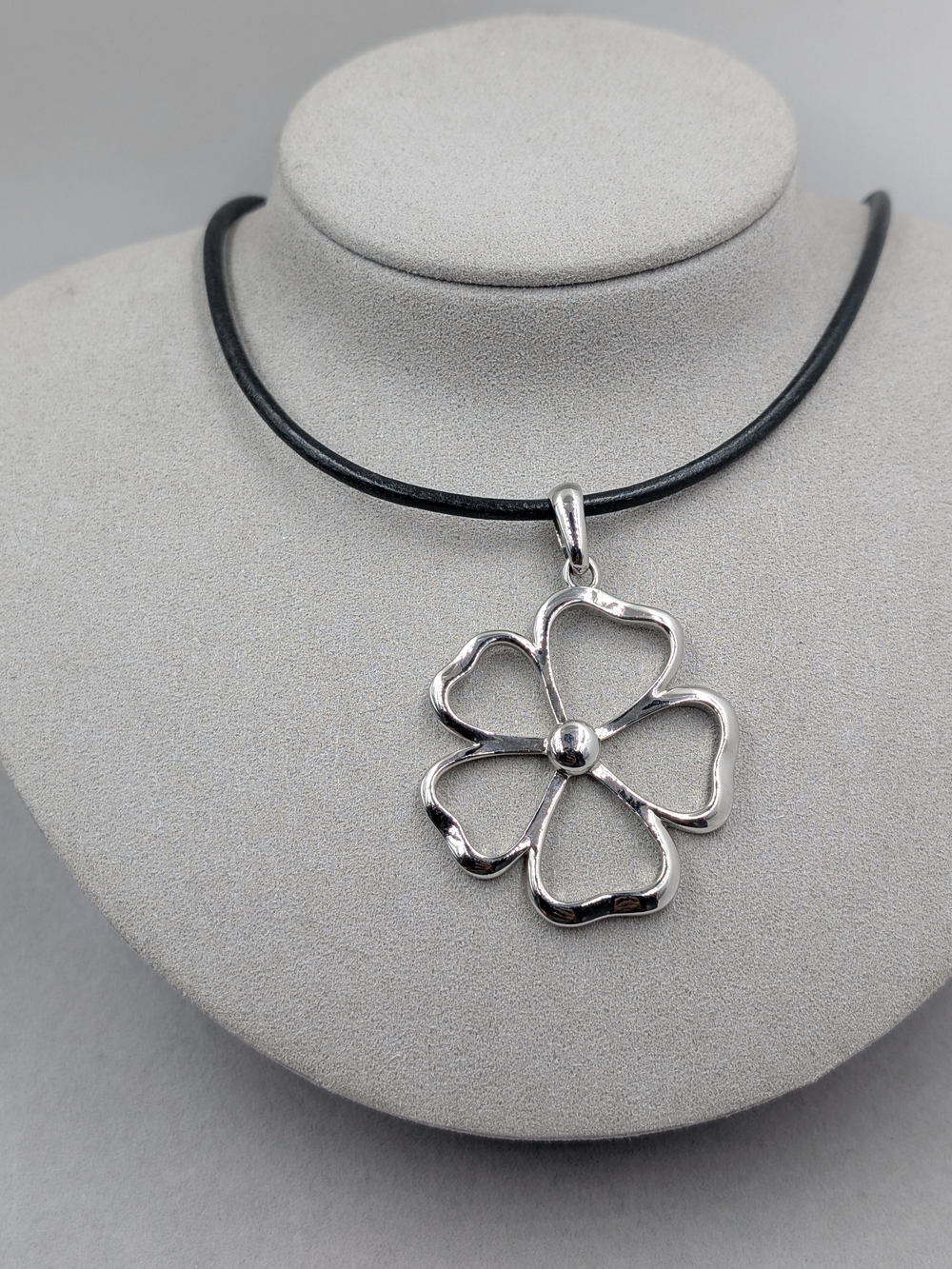 Lia Sophia Daisy Necklace + Modern Pendant 2 Look Set Silver Black Cord
1399
